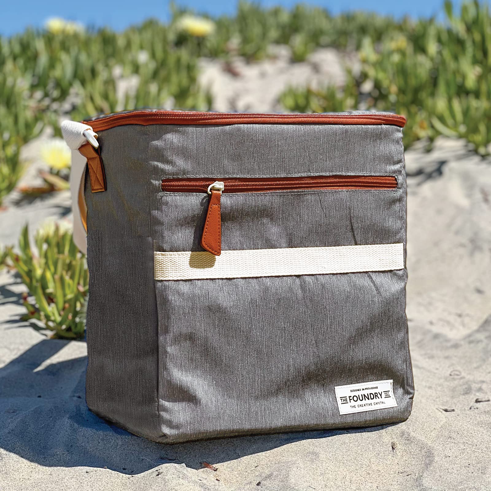 Stain-resistant polyester keeps the Fit & Fresh Foundry exterior clean