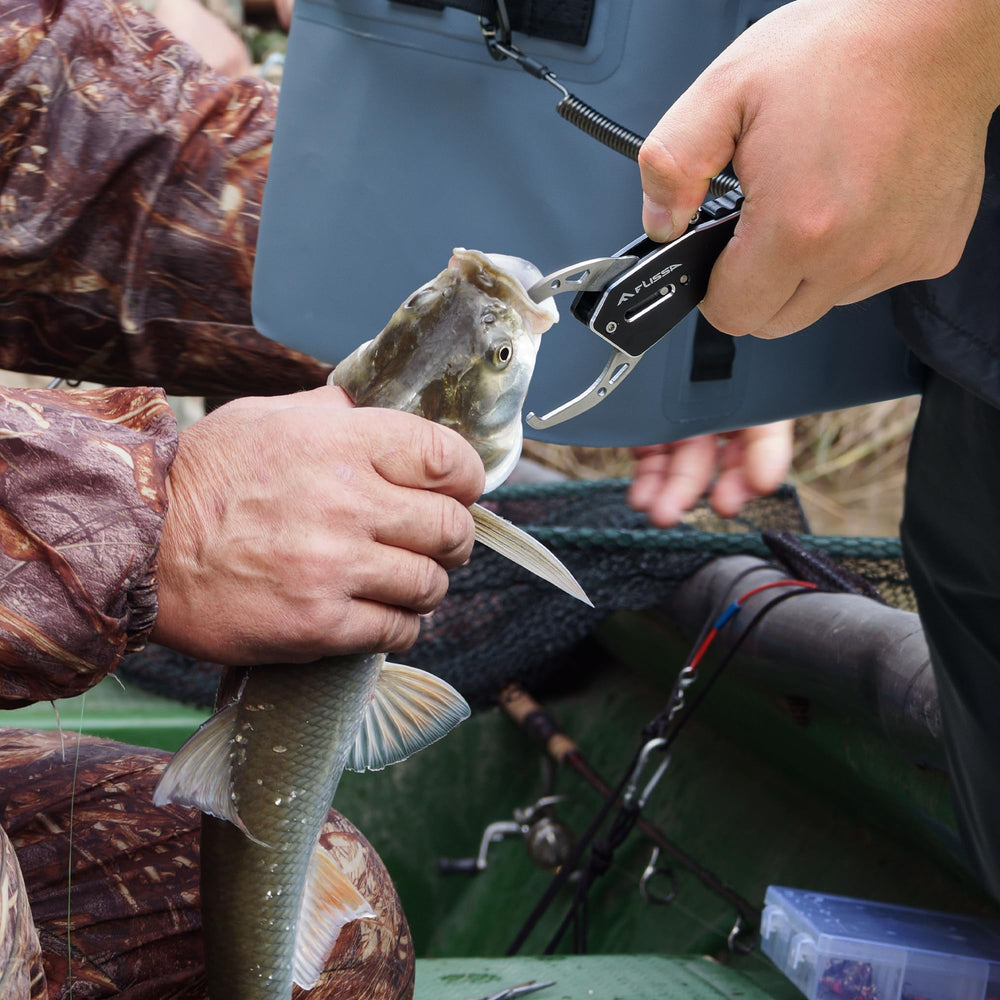 Included PVC lanyard and metal buckle for FLISSA gripper