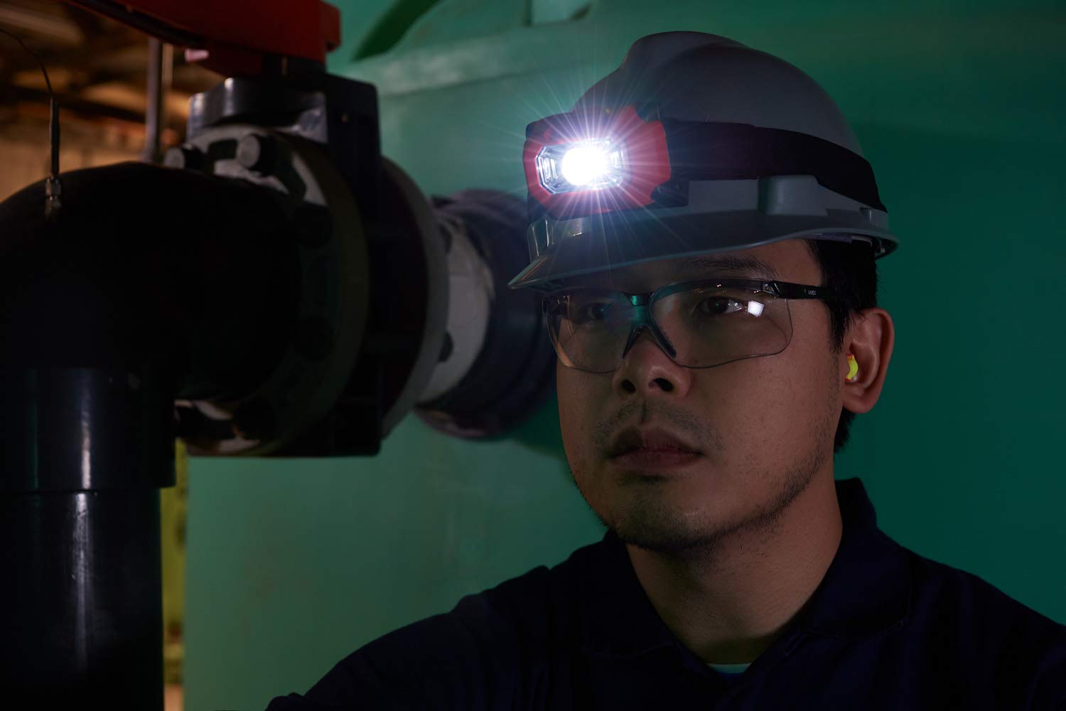Fluke HL-200 EX headlamp with angle-adjustable beam for precise lighting in hazardous environments