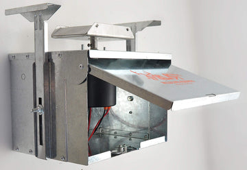 Foreverlast gate plate spinner image demonstrates minimal feed waste from wind, rain, and varmints.