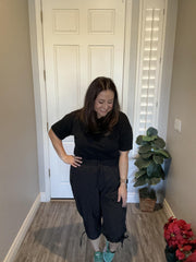 FOREYOND plus-size cargo capris pocket closeup shows secure zipper pockets for travel.