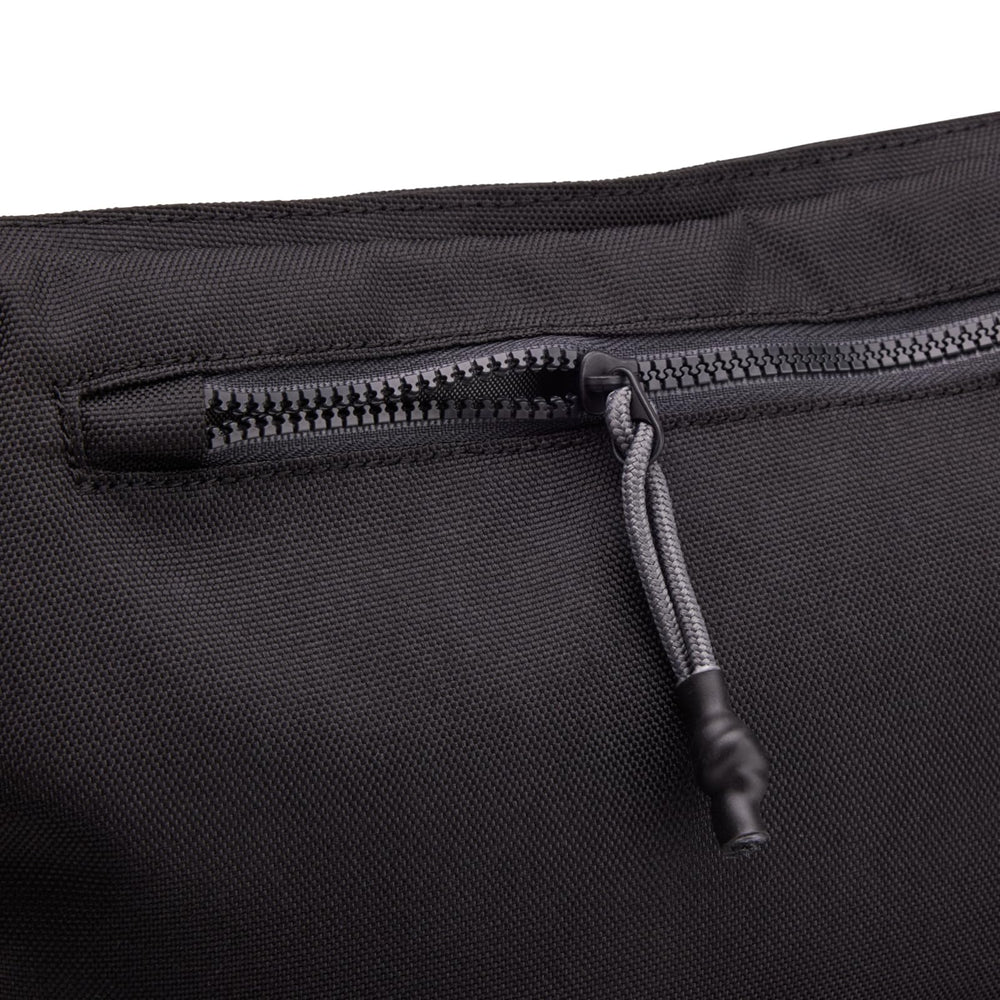 Adjustable jacquard strap ensures a comfortable, customizable fit during activity.