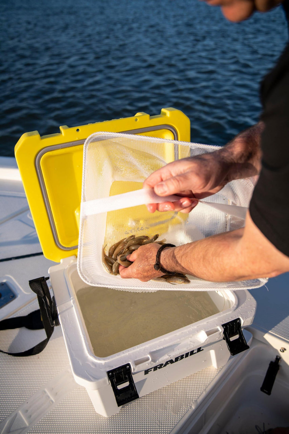 Frabill Magnum 13 quart capacity with integrated aerator for bait stability.