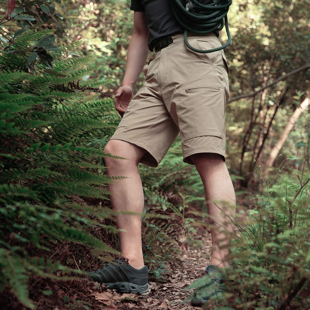 FREE SOLDIER cargo shorts four-way stretch image demonstrates flexible movement during hikes