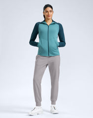 G Gradual water-resistant fabric exterior for light rain and snow protection.