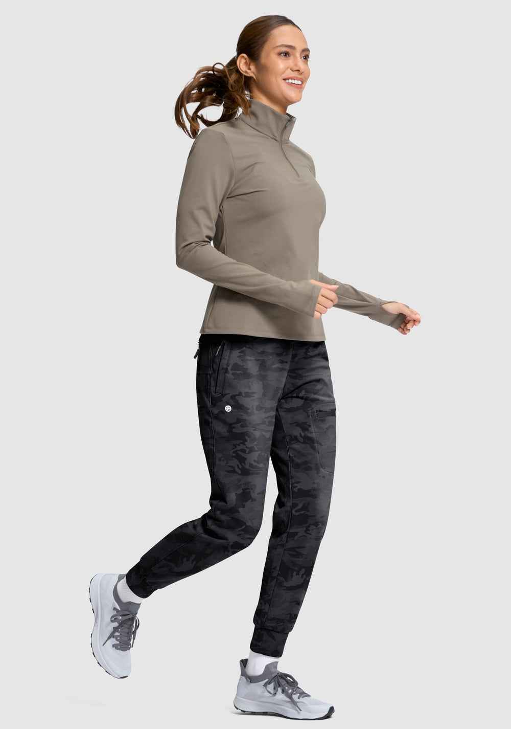 G Gradual joggers in motion highlighting wind protection and flexible fabric.