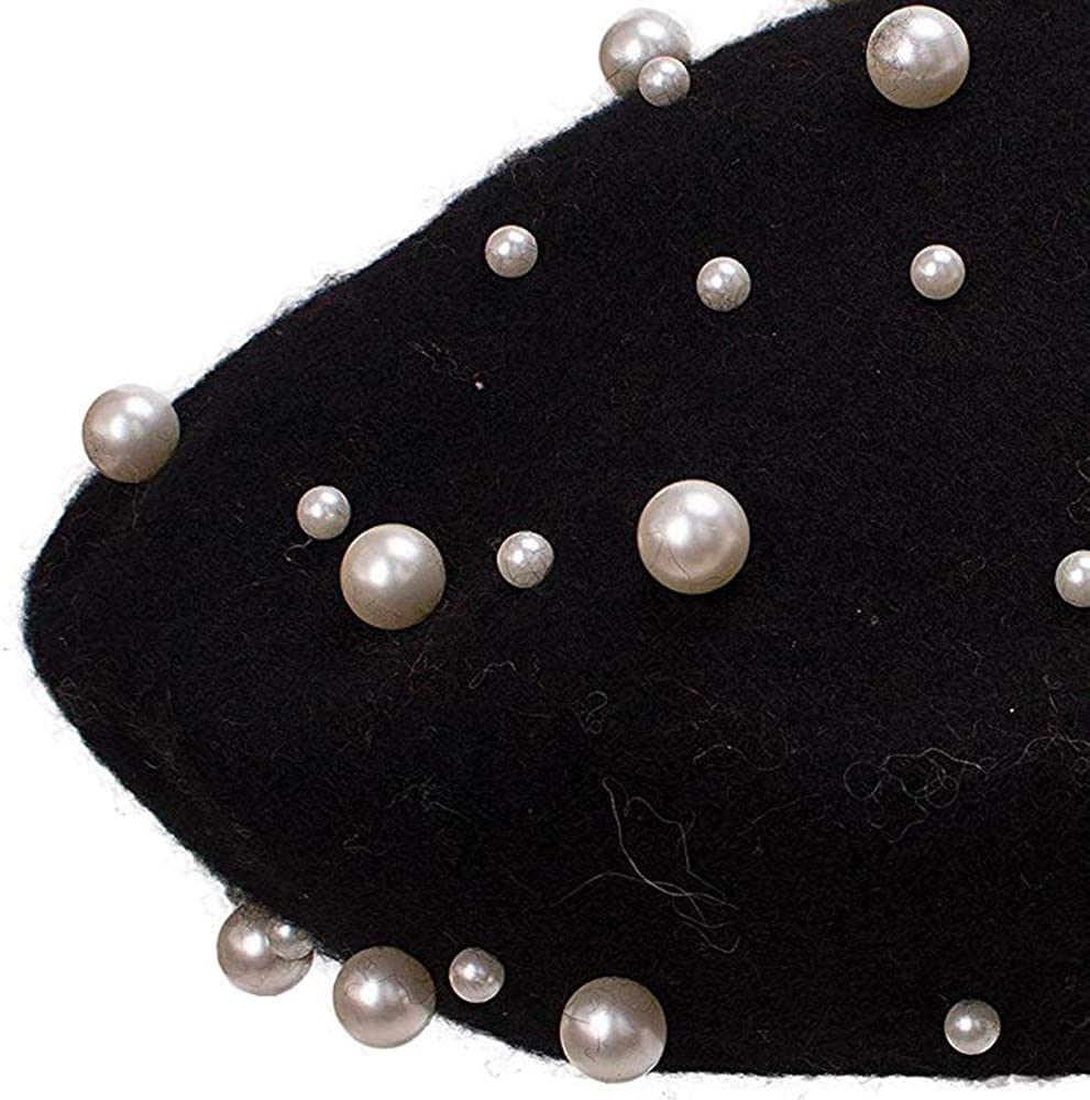 Galsawi warm wool beret worn outdoors, demonstrating versatility.