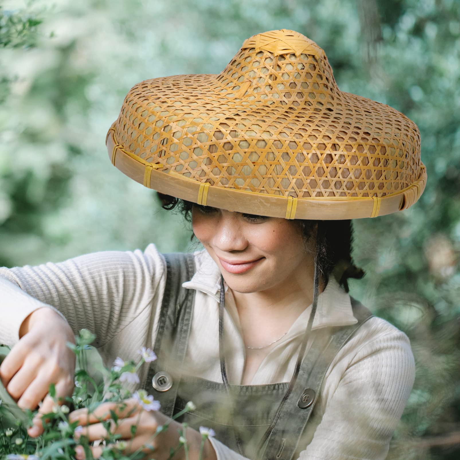 GANAZONO khaki-tone hat blends with casual outdoor outfits.