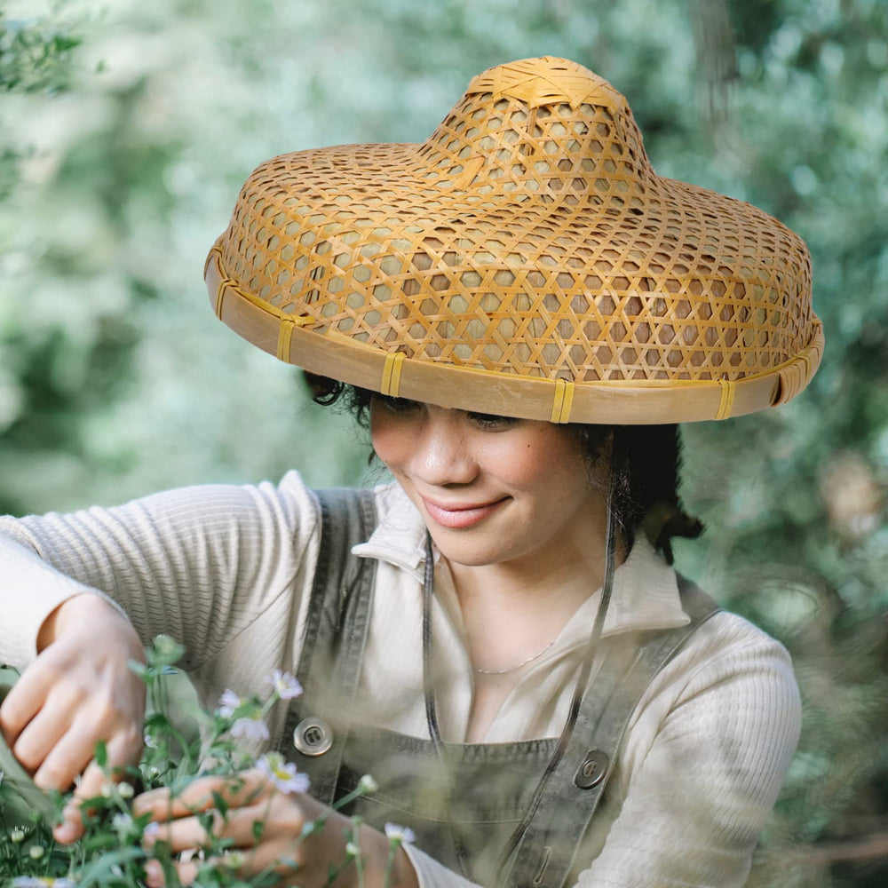 GANAZONO khaki-tone hat blends with casual outdoor outfits.
