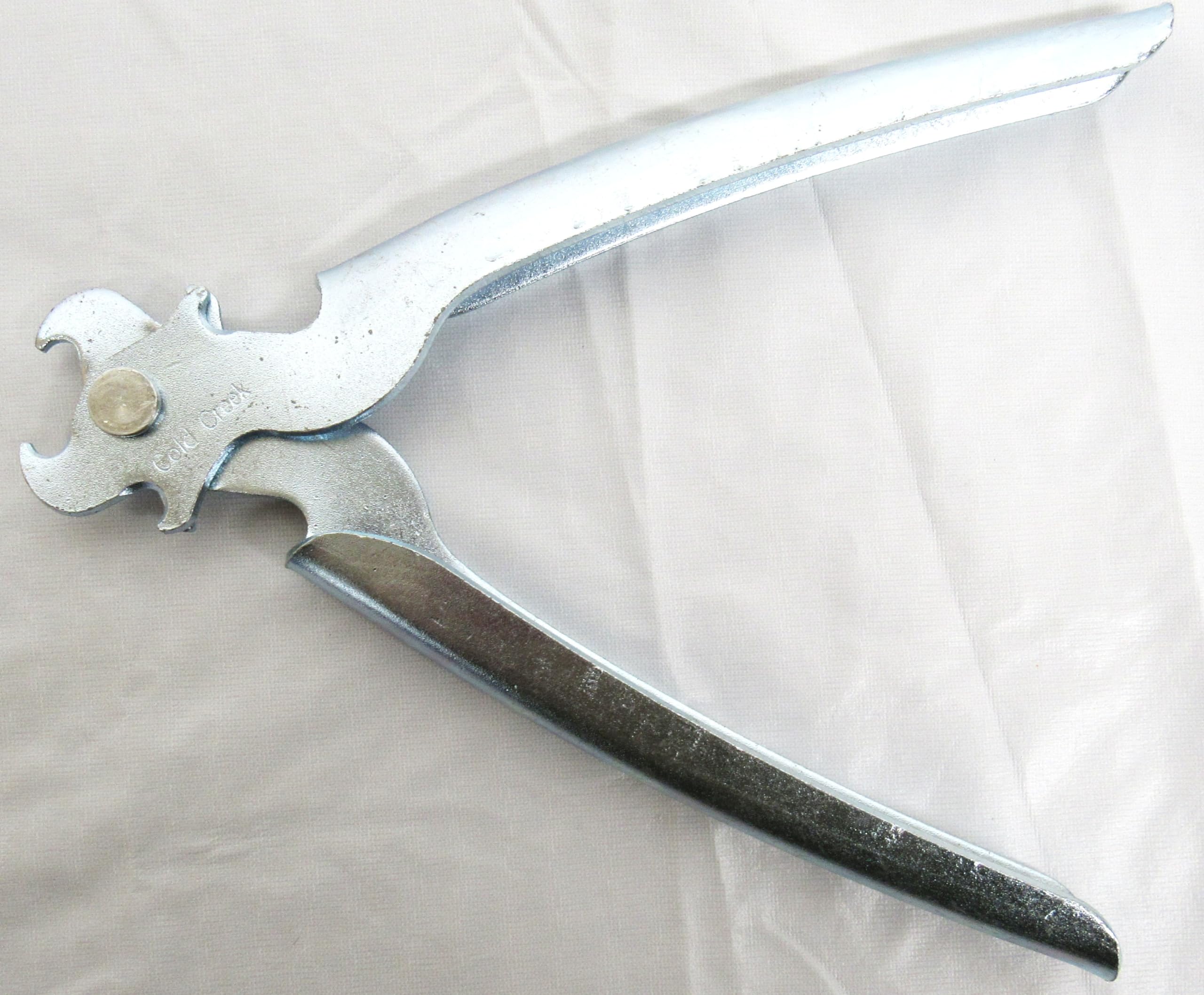Generic Cold Creek S-Hook Tool in action closing an S-hook with controlled pressure.