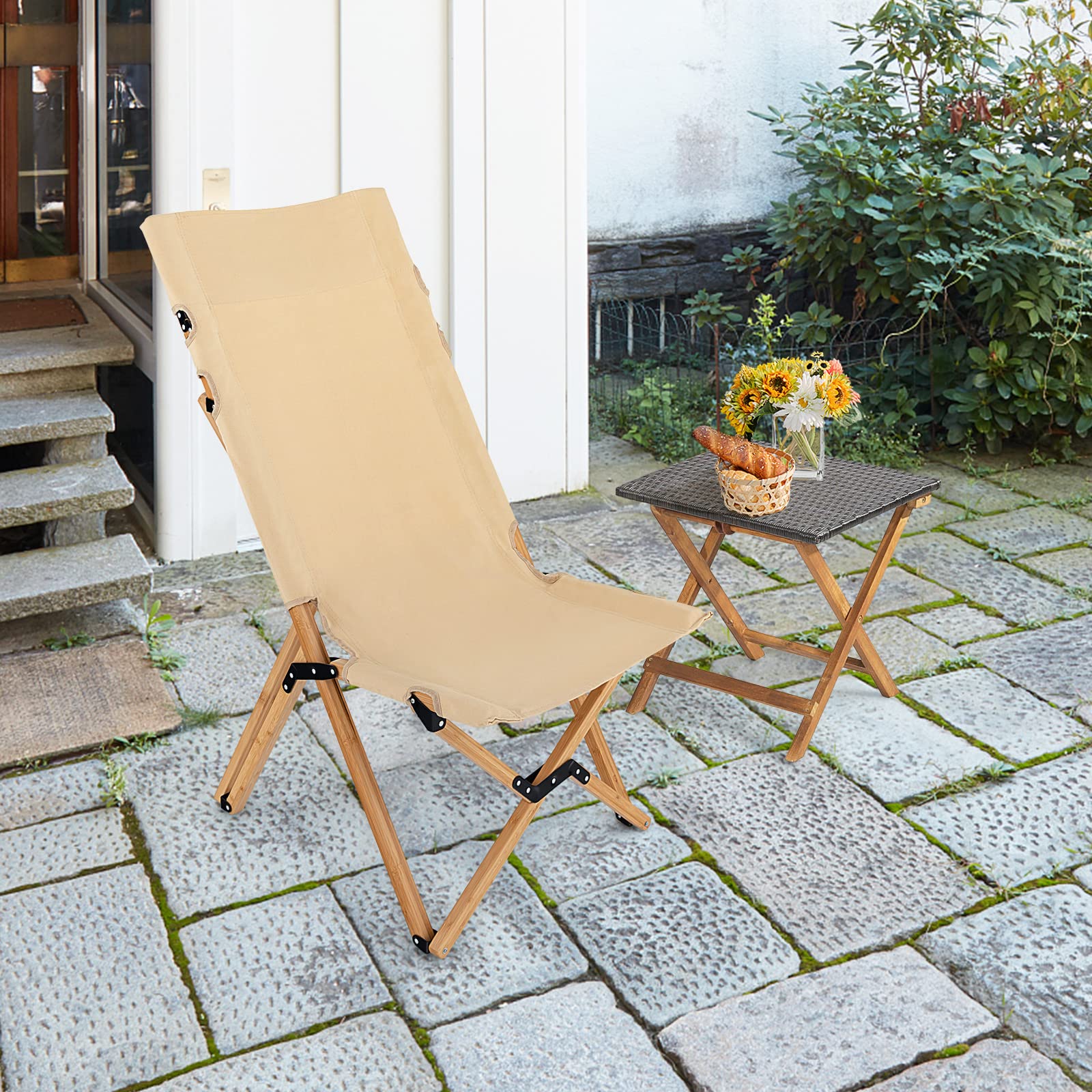 Giantex outdoor picnic scene showcases versatile lawn or beach use