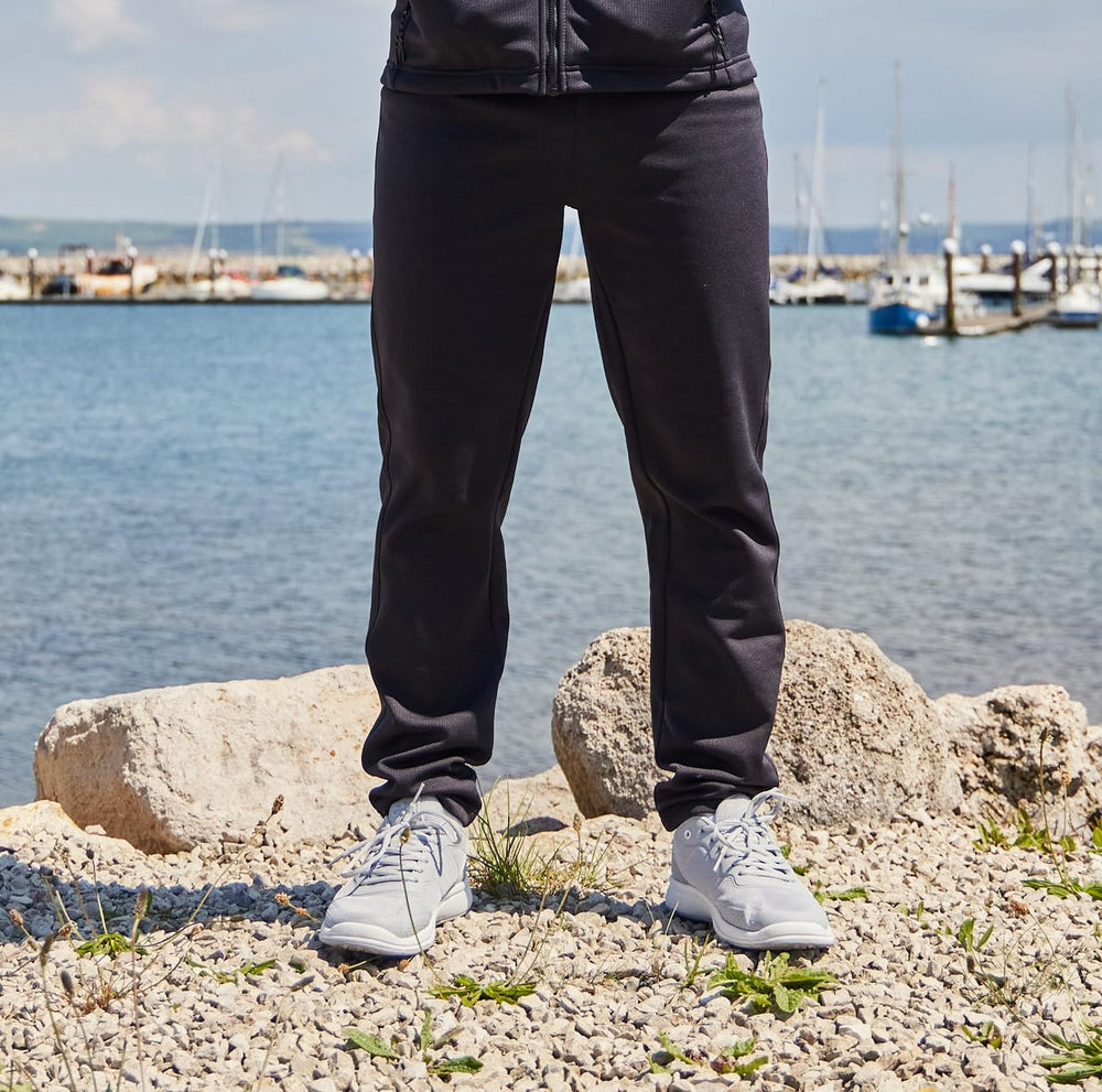 Gill Quest Leggings side profile highlighting flexible articulation for movement.