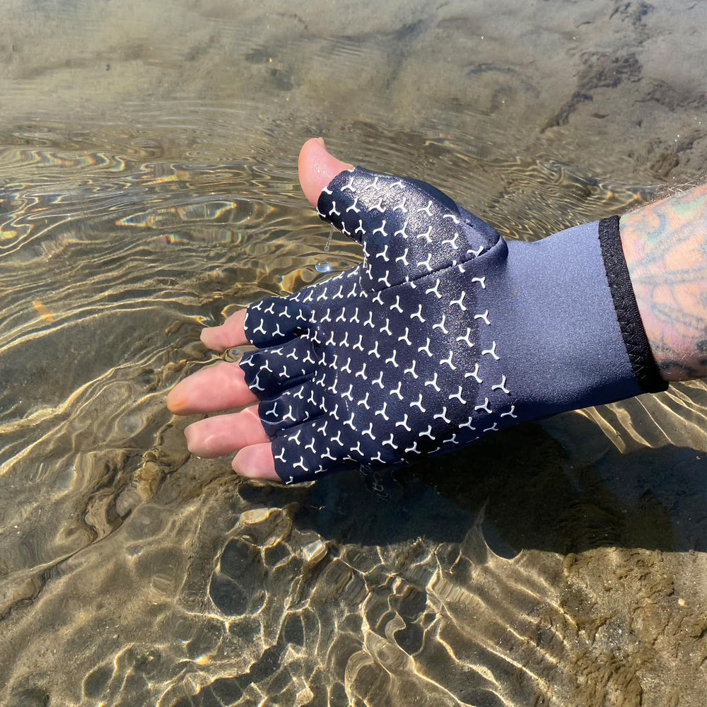 Fingerless design enabling knot tying for fishing
