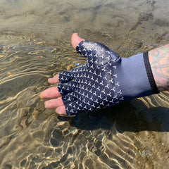 Fingerless design enabling knot tying for fishing