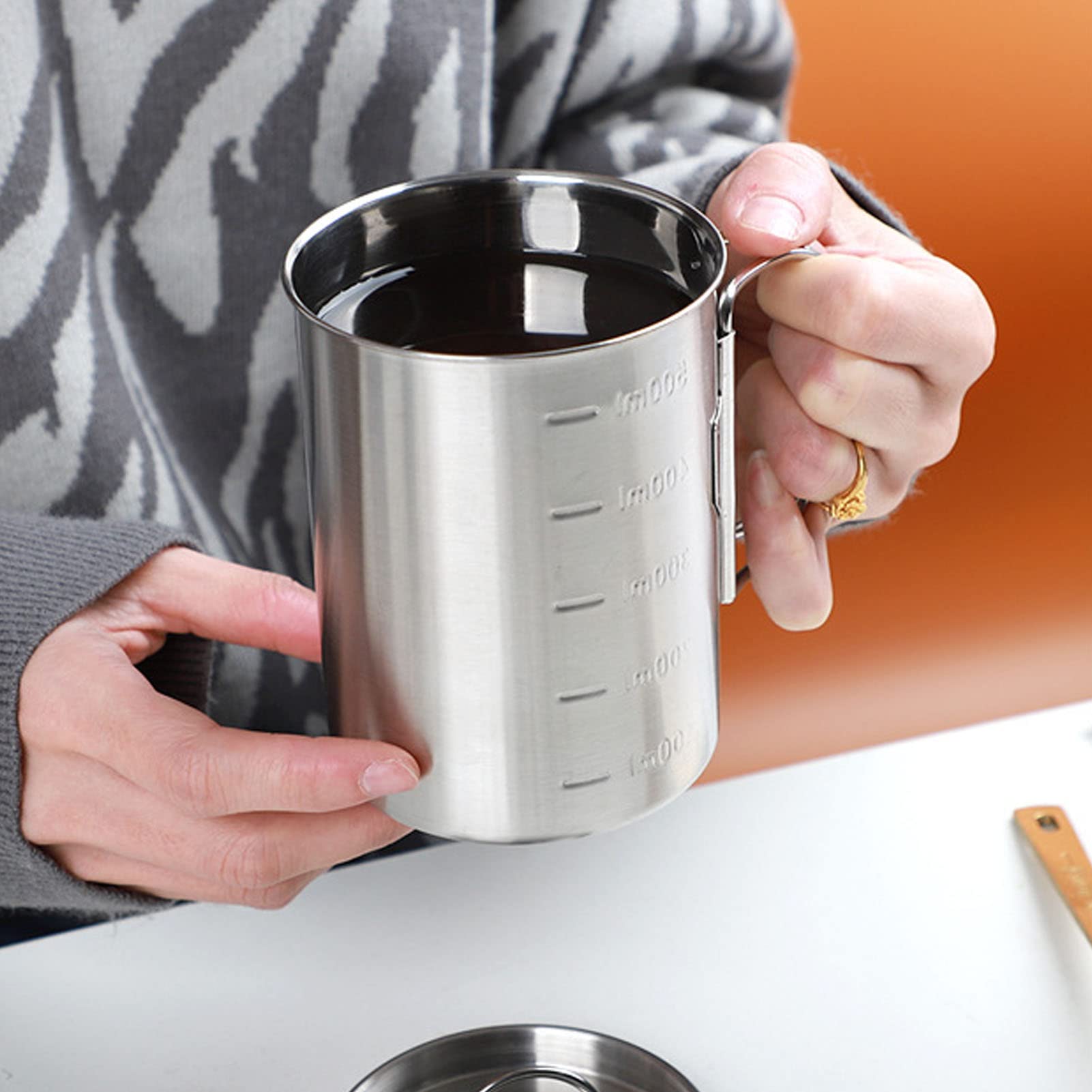 Glomora leak-proof lid keeps drinks secure during bumpy rides and hikes.