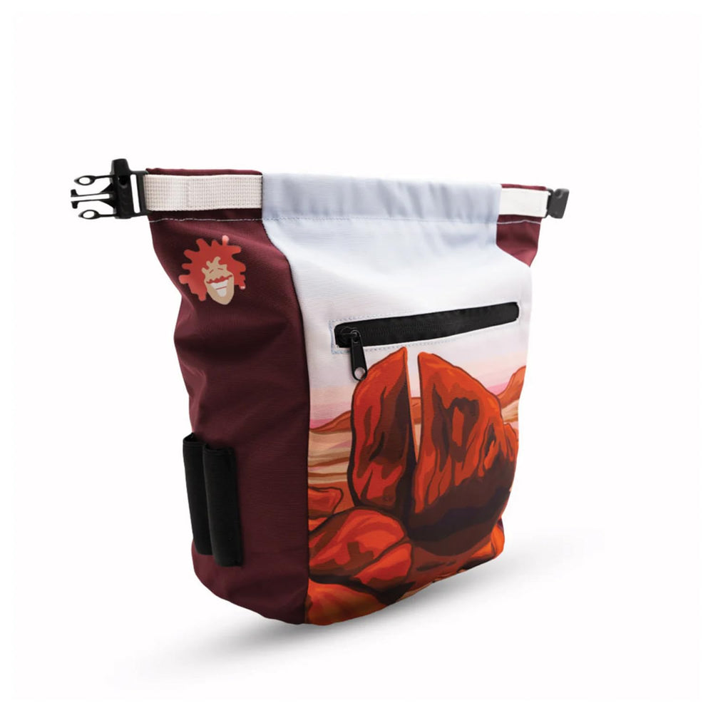 Gnarly Dood Red Rocks chalk bucket offers two zippered pockets for small essentials.