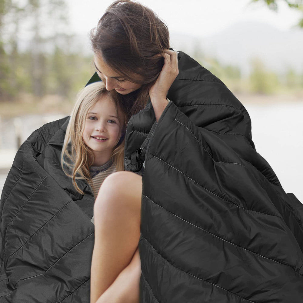 Gold Armour camping blanket includes a compact stuff sack for quick packing.