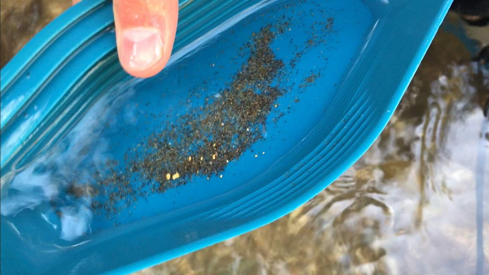Gold Claw pocket pan showcasing built‑in gold catcher features