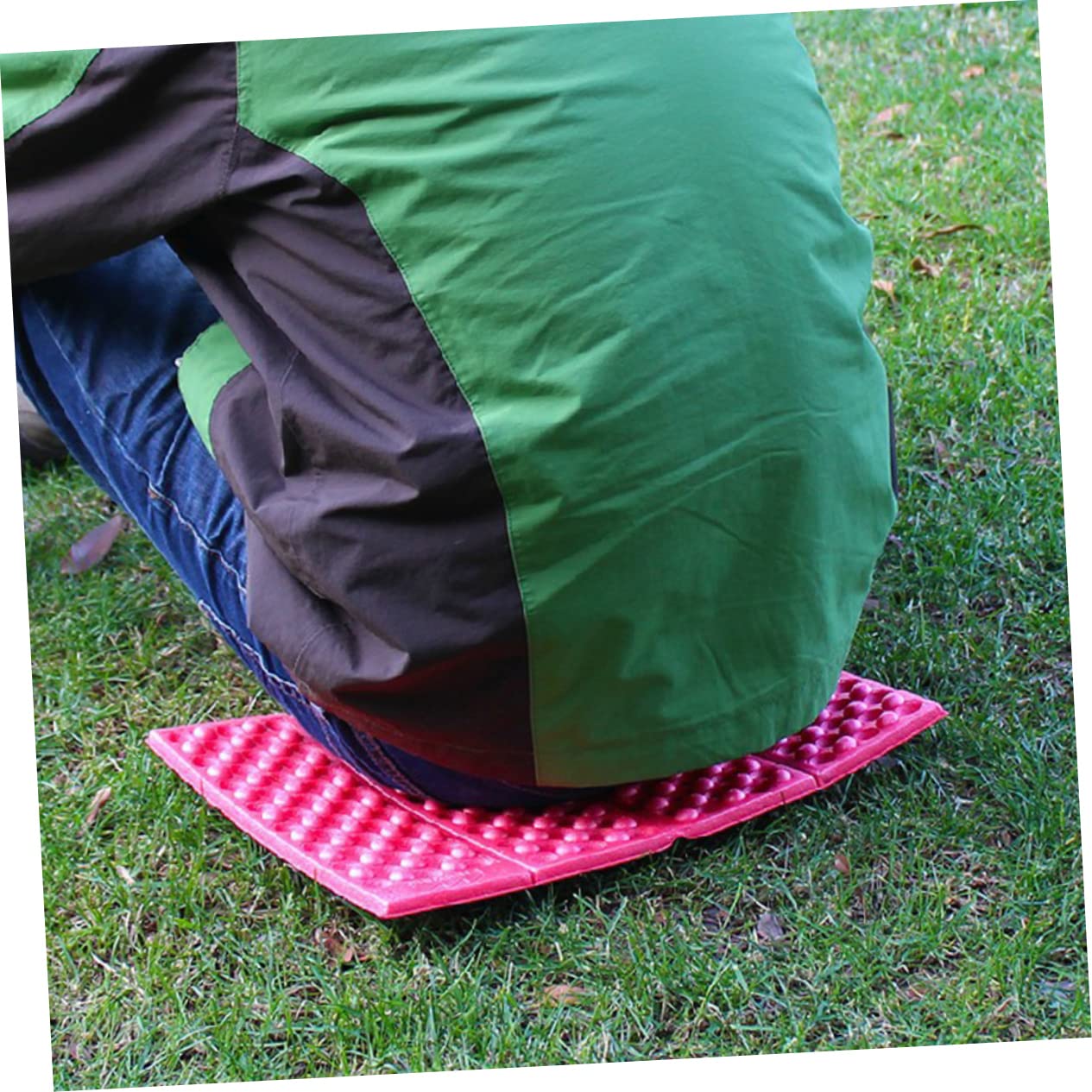 GOOHOCHY foldable camping seat pad simplifies transport for picnics