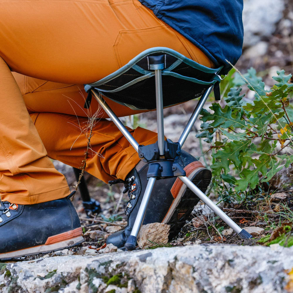 GRAND TRUNK Compass 360° Stool clay red hunting and fishing use-case in field.