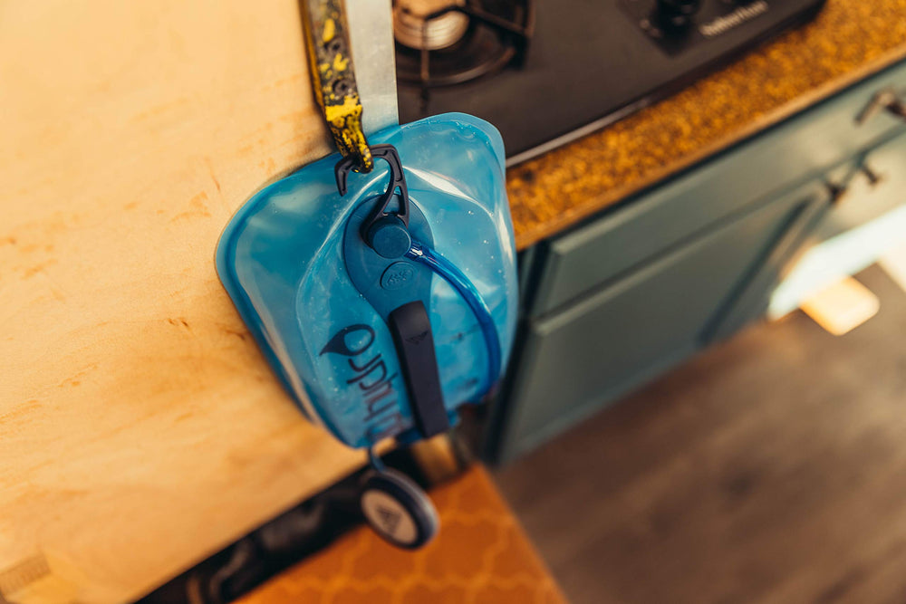 Gregory 3D Hydro 3L reservoir speedclip highlights one-handed mounting inside packs