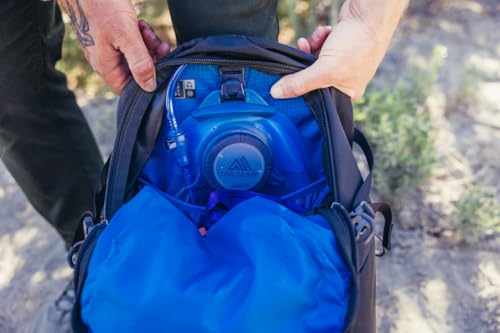 Main access zipper with molded ring pulls on Kiro 24L.