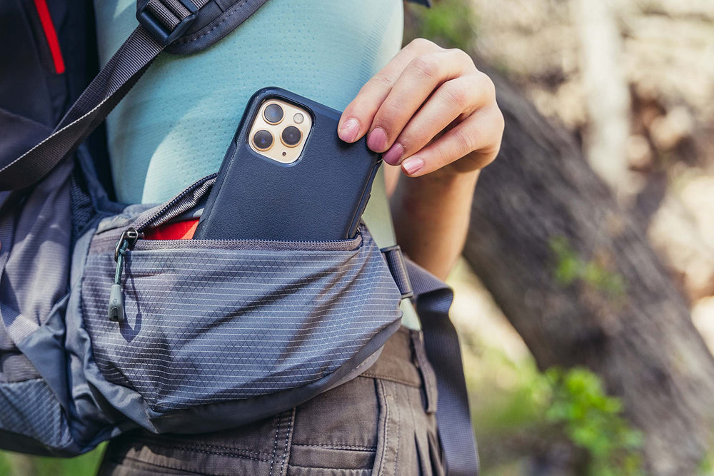 Gregory Maya 25L front stretch mesh pocket expands space for gear.