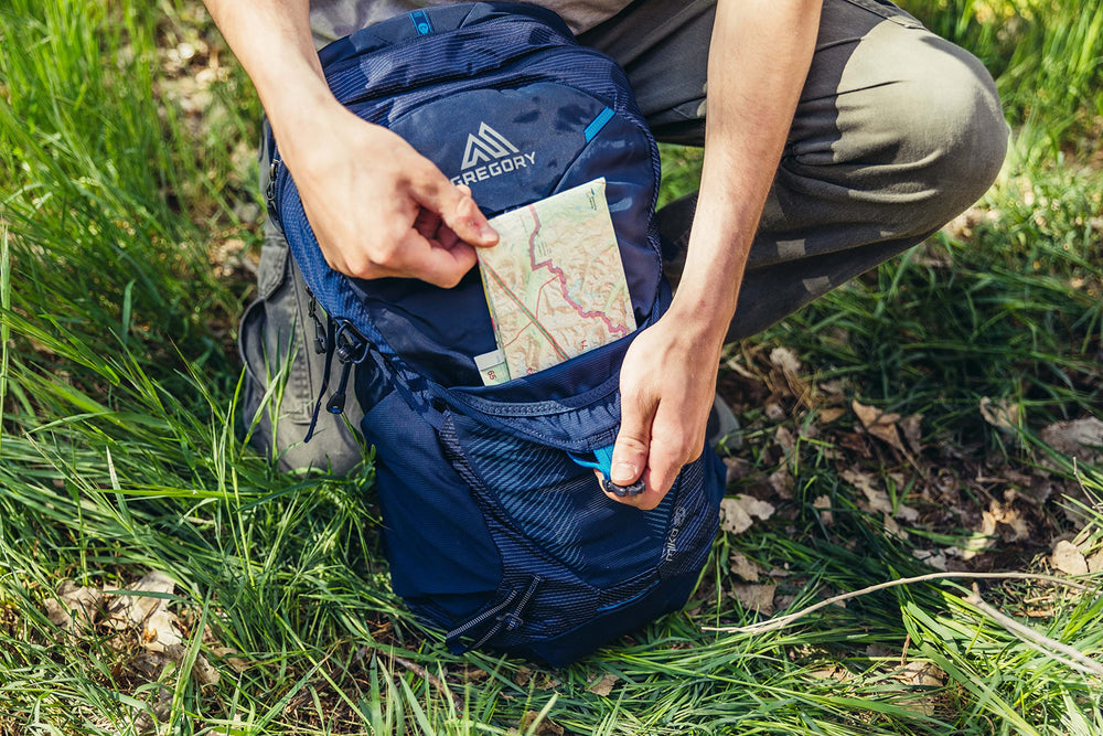 Large hipbelt pockets for phone and snacks