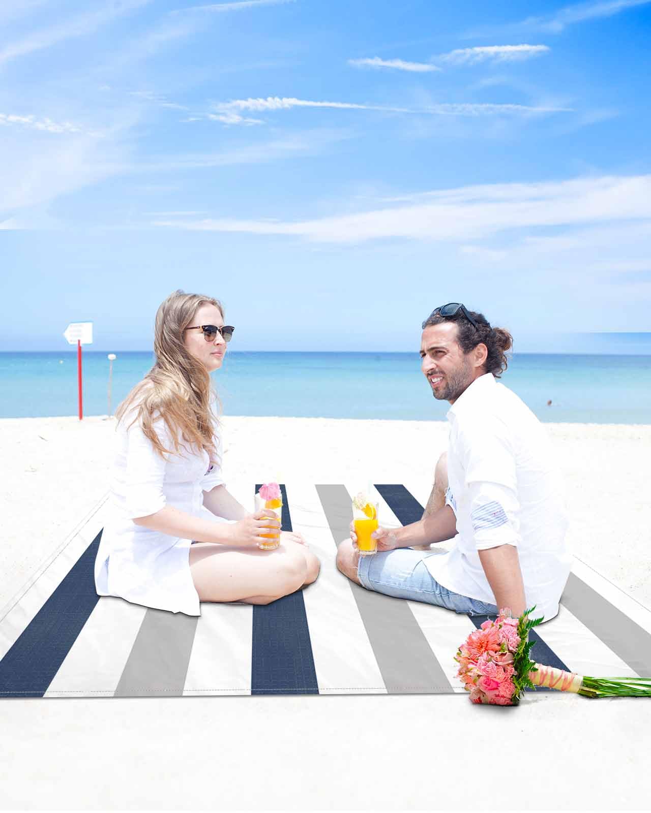 Gsypo outdoor mat folds compactly into a lightweight carry bag.