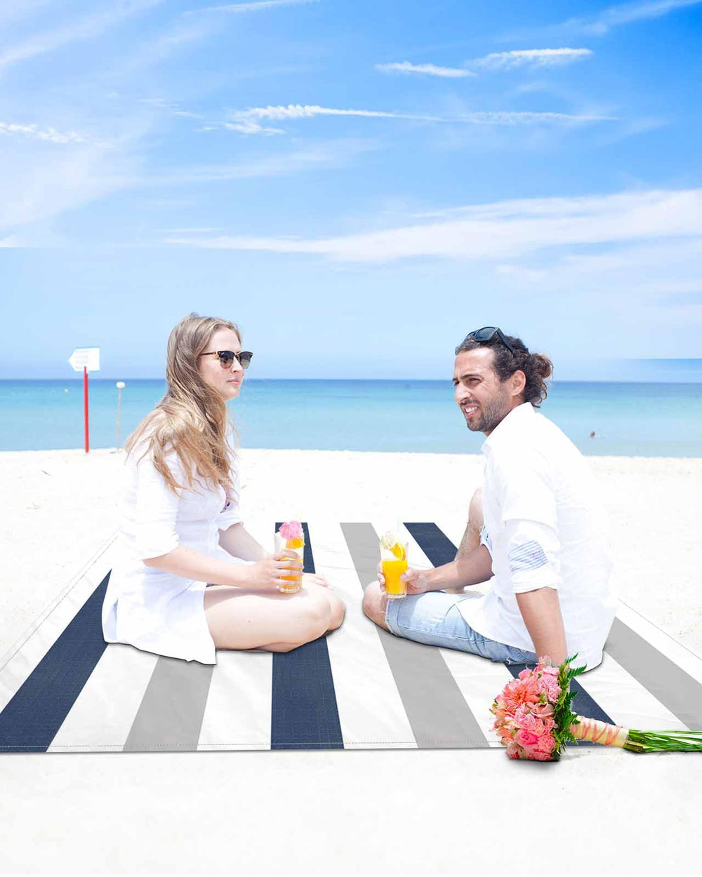 Gsypo outdoor mat folds compactly into a lightweight carry bag.