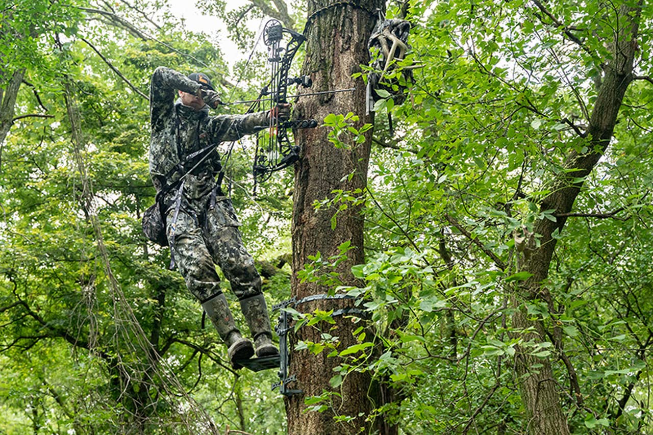 Hawk leveling system assists stable shooting on uneven terrain