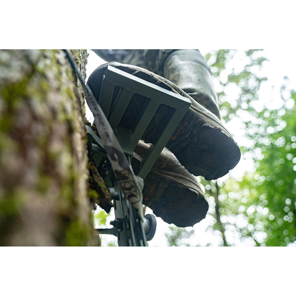 Hawk Tree Digger teeth engaged stance provides stable hold on bark.