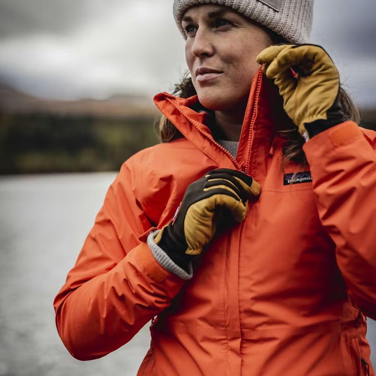 Hestra Ergo Grip Active Glove pre-curved fingers support natural motion and control.