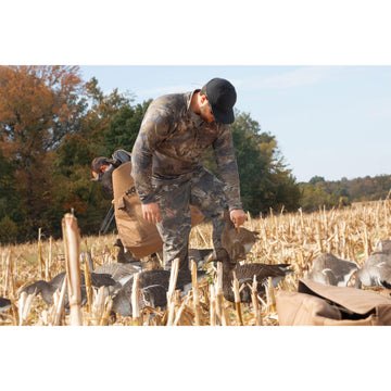 Higdon Outdoors Flats 12-pack contents: walkers, feeders, and stakes.