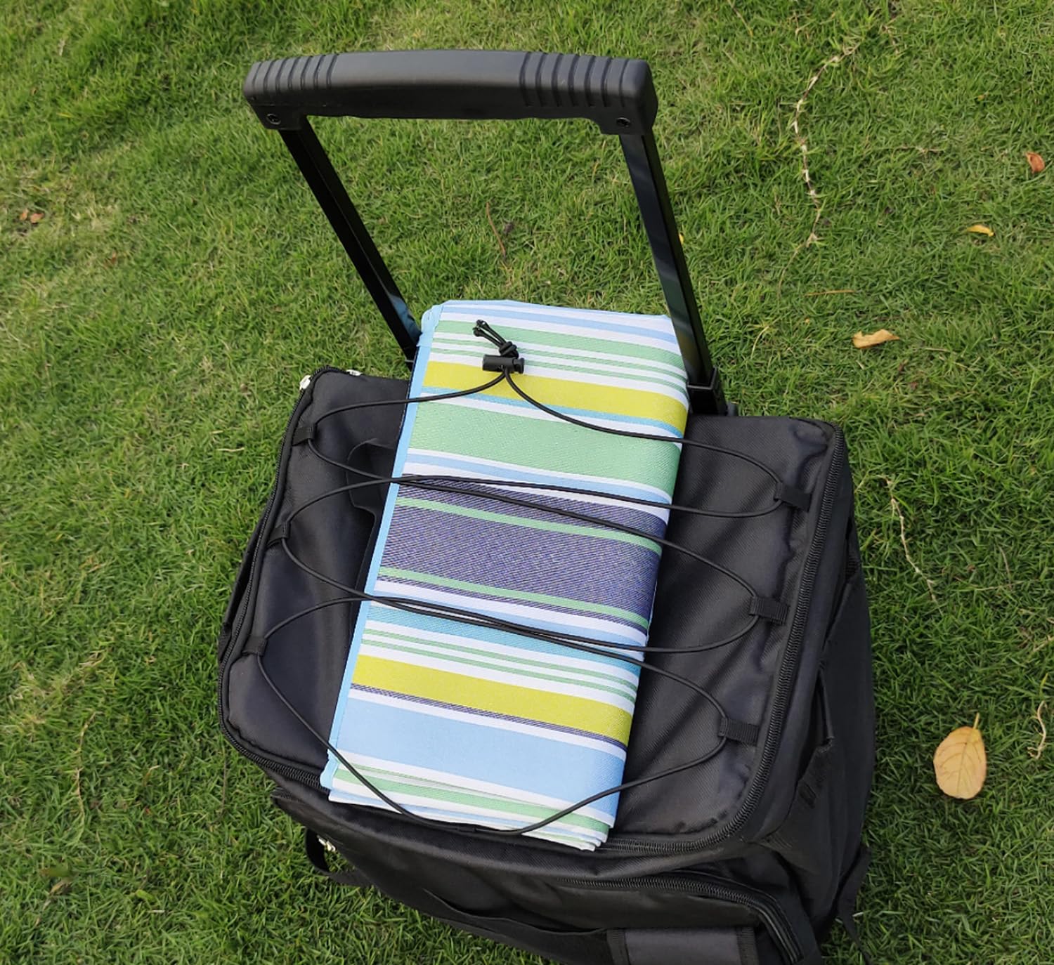HipierFx easy-clean inner lining flips out for quick wipe-downs.