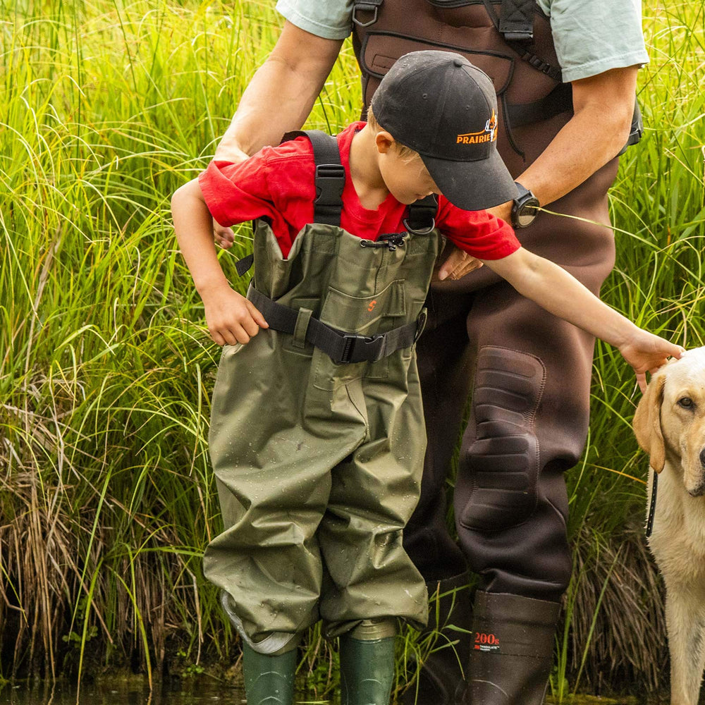 HISEA kids chest waders with D-ring enables easy accessory attachment.