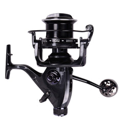 HiUmi THOR9000 reel side view emphasizes ergonomic grip for extended carp sessions.