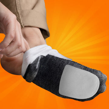 Compact, TSA-friendly packaging highlights travel-ready warmth.