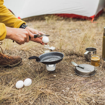 HUIOP Stove with lid on for safe extinguishing and tidy packing.
