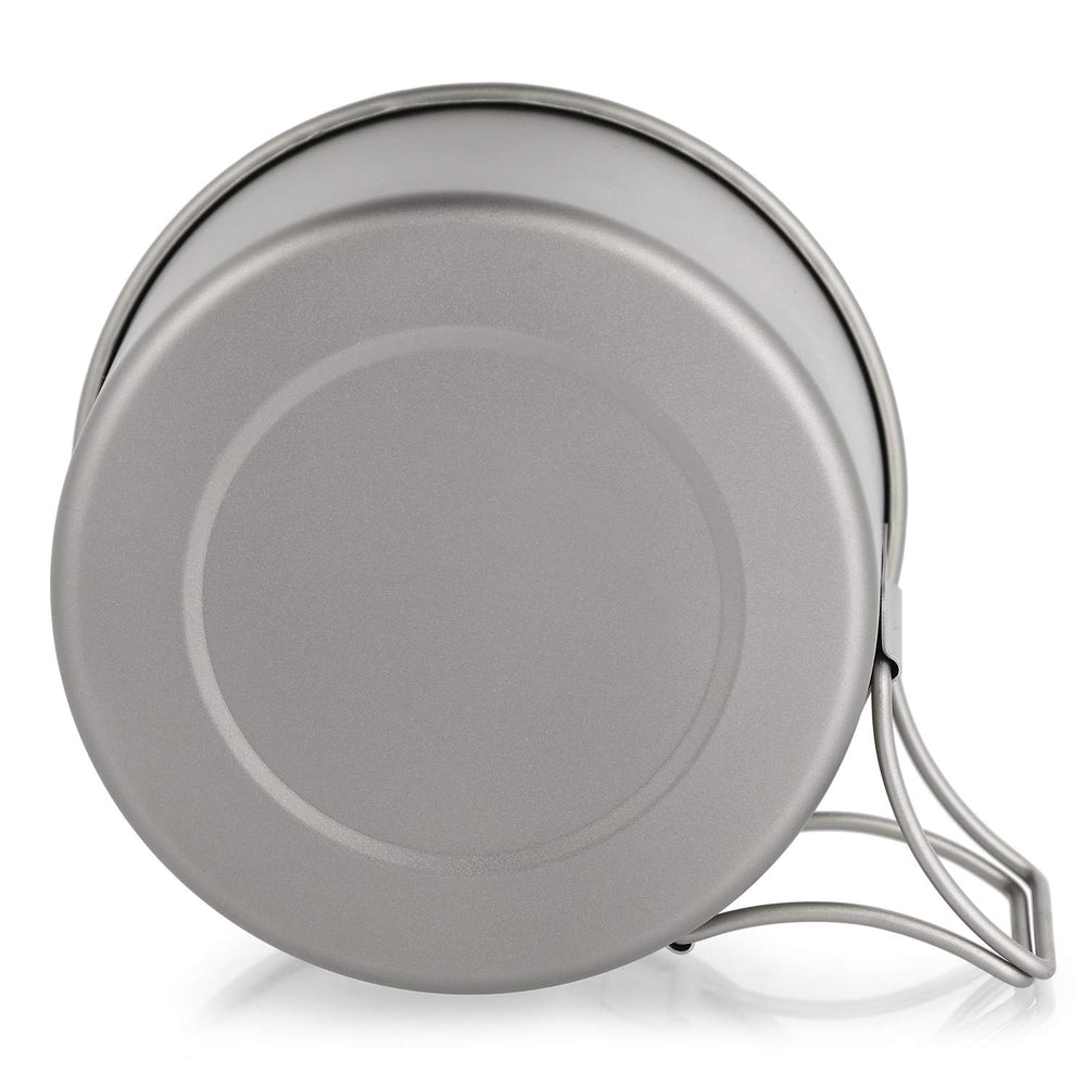 HUIOP titanium bowl in use during hiking lunch on the trail.