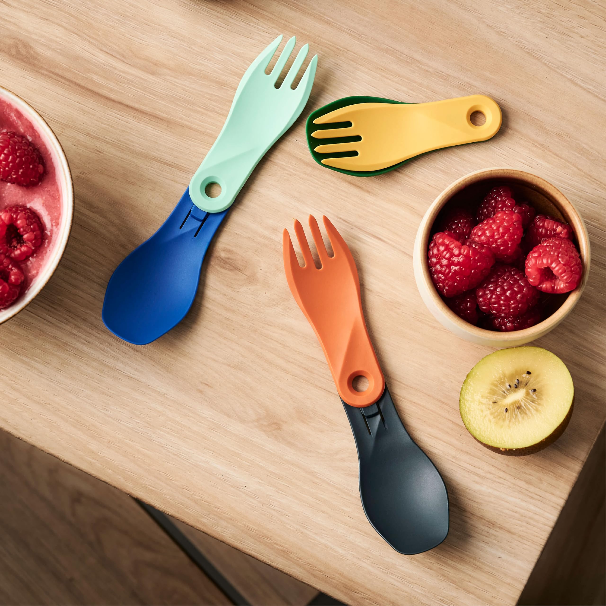 Ergonomic U-shaped GoBites Spin design delivers comfortable use.