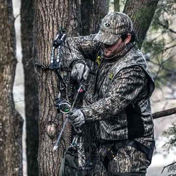 Treestalker buckle detail showing quiet, secure hardware on Mossy Oak Bottomland harness.