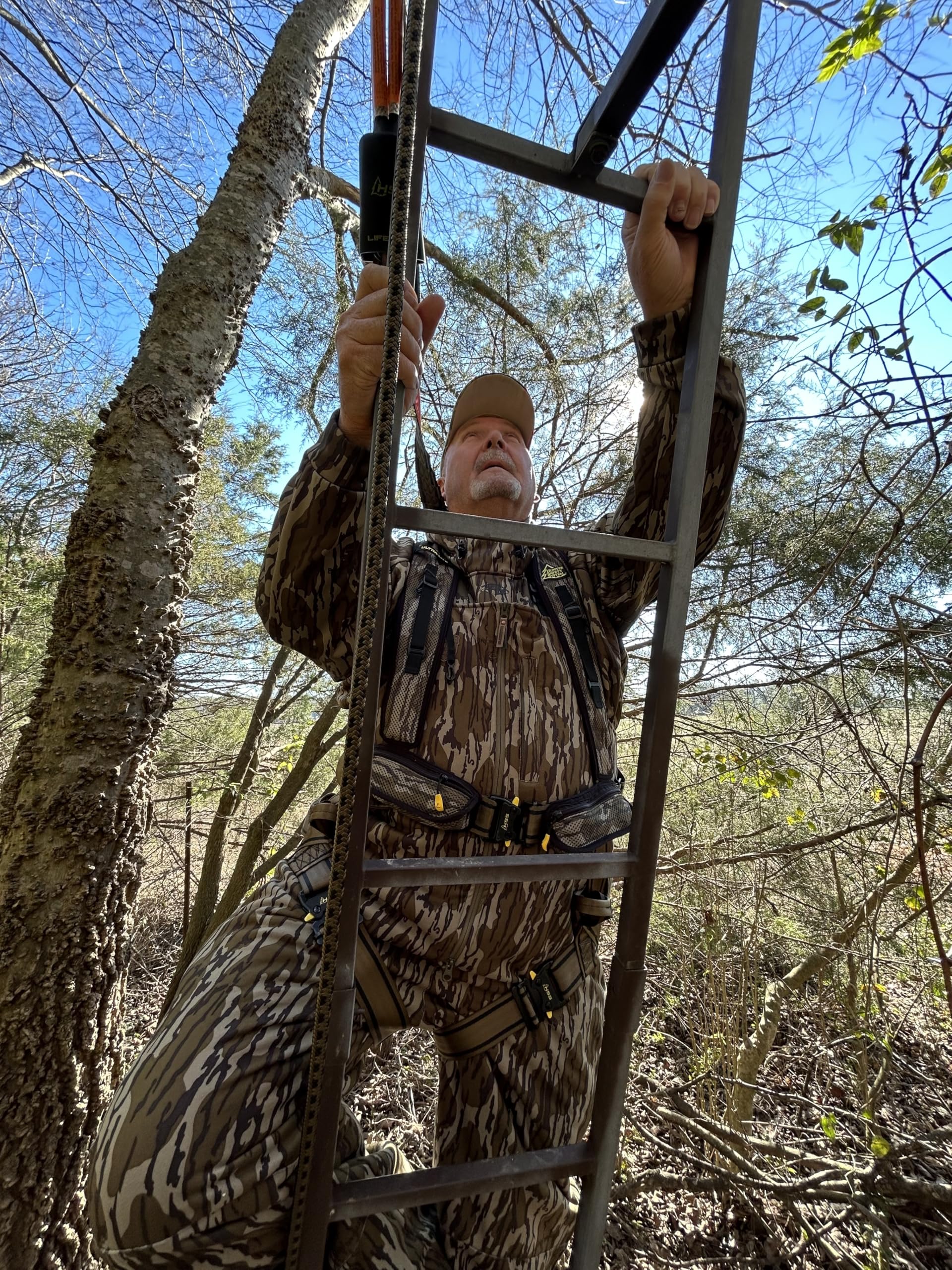 Hunter Safety System Ultra-Lite 4X/5X harness features rubber-coated buckles for comfortable wear