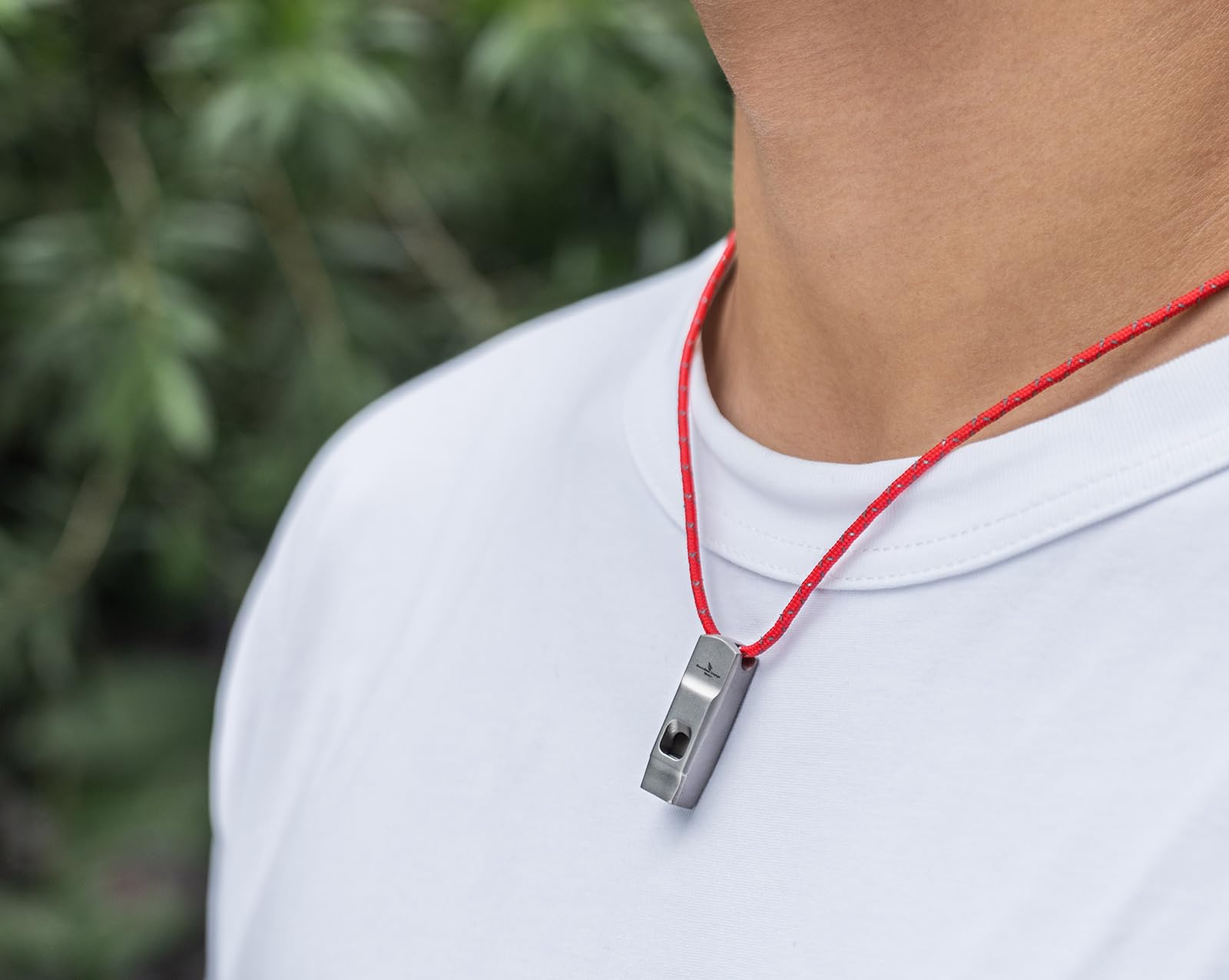 iBasingo red neck lanyard attaches securely for quick access.