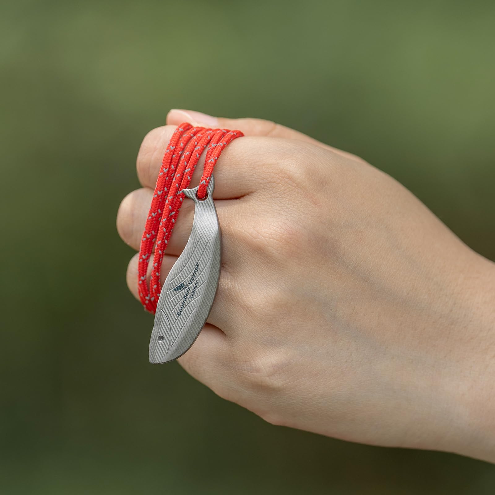 iBasingo easy-access pocket whistle for fast reach during hikes.
