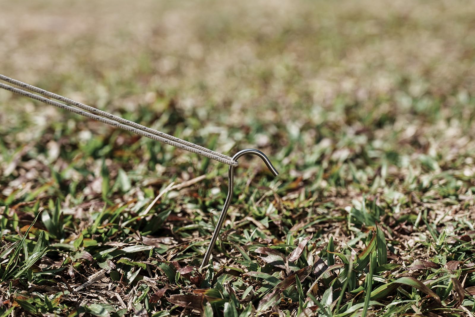 iBasingo tent stake in action on grass and soil conditions