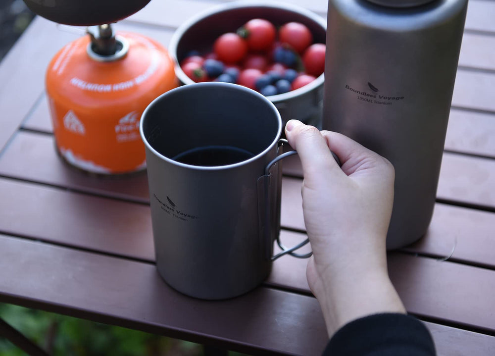 iBasingo kit with bottle and mug ready for outdoor picnics and hydration.