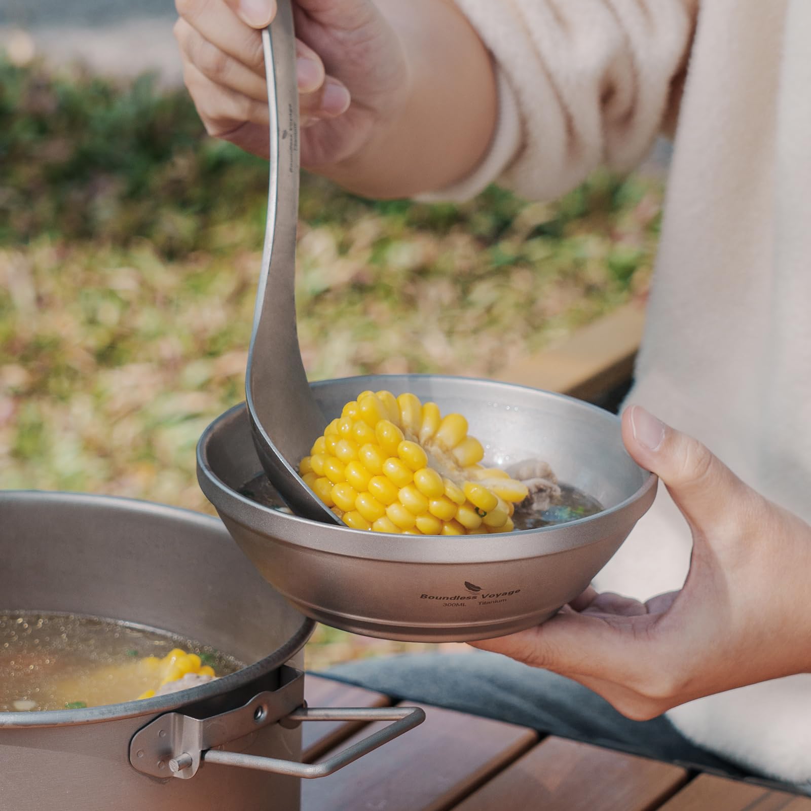 iBasingo portable bowl pairs with car or backpack for on-the-go meals.