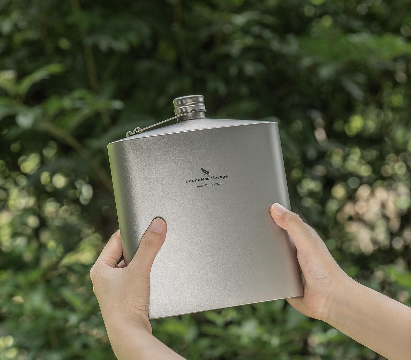 iBasingo Titanium flask in use on campfire for open-flame heating.