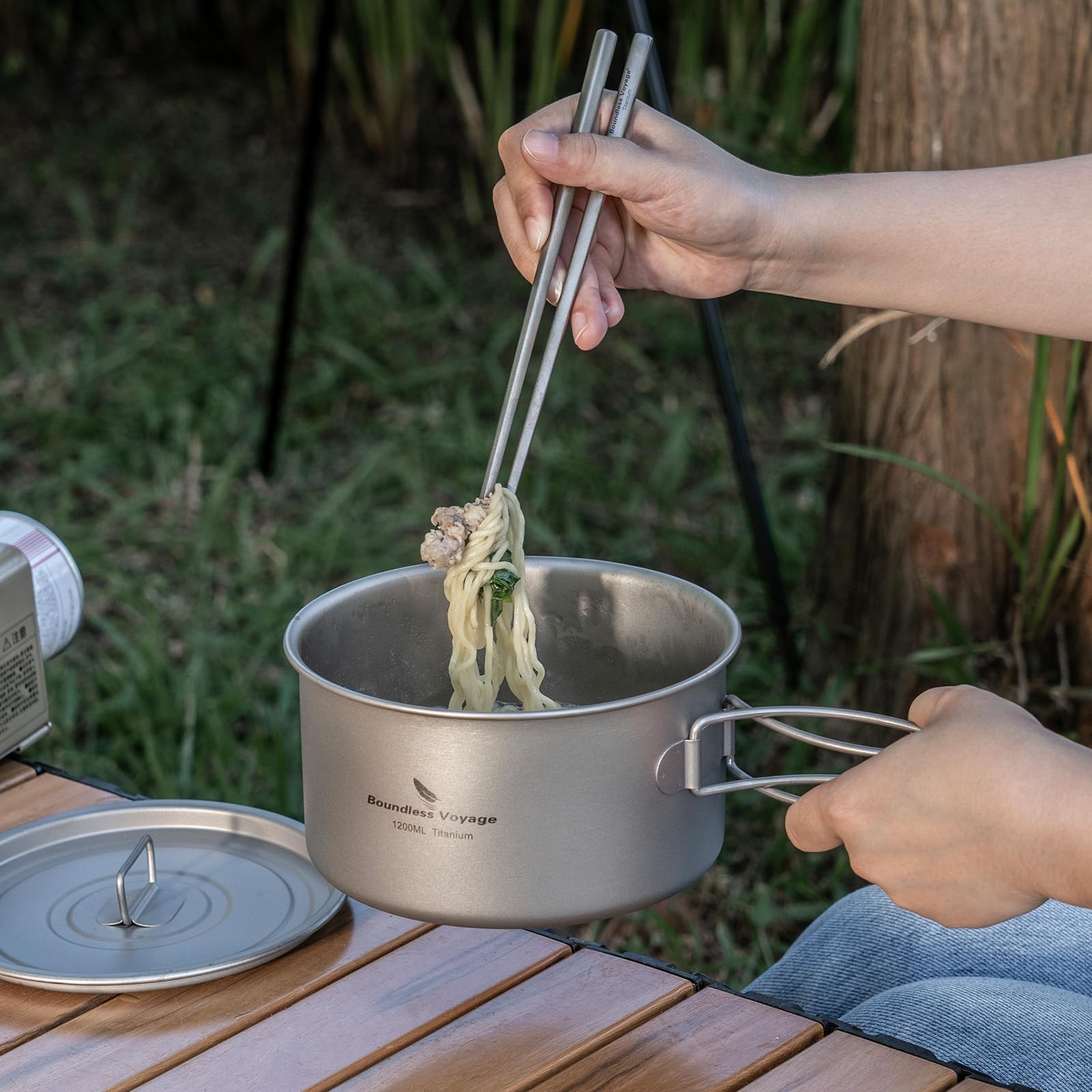iBasingo titanium soup pot folding handle, compact portability for backpacking.
